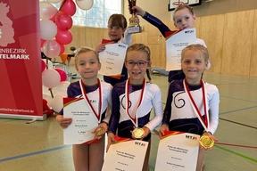 5 Mädchen mit ihren gewonnenen Medaillen