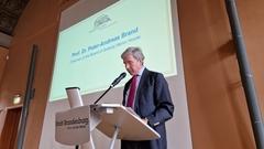 Der Vorsitzende der Stiftung Begegnungsstätte Schloss Gollwitz, Prof. Dr. Peter-Andreas Brand, begrüßte die Jugendlichen vor der Videopräsentation.