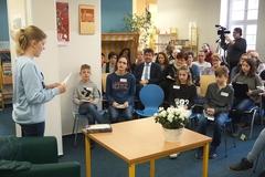 Schülerin Lilli Schimpf präsentiert ihr Buch "Die Duftapotheke"