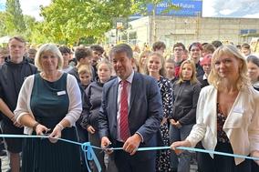 Schulleiterin Kathrin Kazmierczak, Stellvertreterin Julia Frederich und Oberbürgermeister Steffen Scheller geben die Hildegard-von-Bingen-Schule frei.