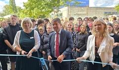 Schulleiterin Kathrin Kazmierczak, Stellvertreterin Julia Frederich und Oberbürgermeister Steffen Scheller geben die Hildegard-von-Bingen-Schule frei.