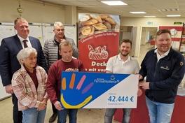 Symbolische Scheck-Übergabe im Tafel-Laden in der Warschauer Straße.