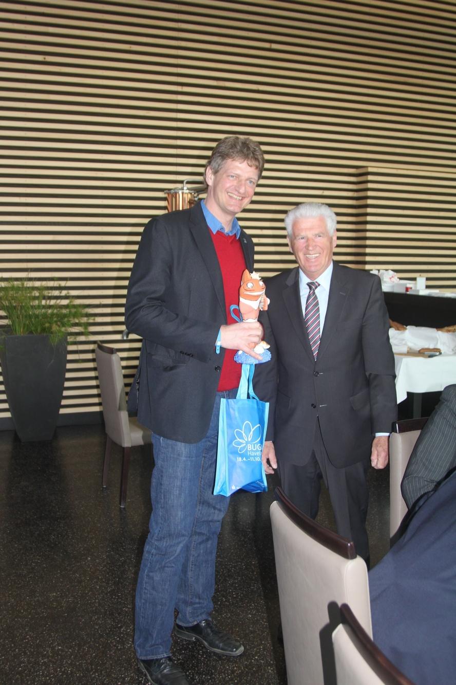 Überreichen des BUGA Maskottchens an die Delegationsleiter 