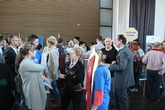 Oberbürgermeisterin Dr. Dietlind Tiemann im Gespräch mit den Azubis der Stadtverwaltung, die sich ebenfalls am Engagement-Marktplatz beteiligen.