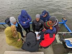 Trotz niedriger Temperaturen wurden auch vom Wasser aus die wettkampftechnischen Voraussetzungen inspiziert und genaue Pläne abgestimmt.