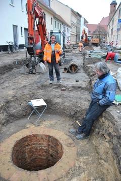 Wolfgang Niemeyer (links), Fund eines Brunnens , Januar 2015 im Straßenraum "Der Temnitz" 