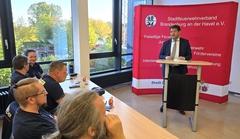 Oberbürgermeister Steffen Scheller spricht zu den Delegierten des Stadtfeuerwehrverbandes.