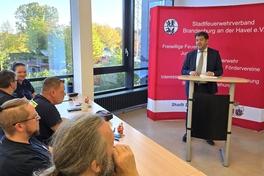 Oberbürgermeister Steffen Scheller spricht zu den Delegierten des Stadtfeuerwehrverbandes.