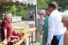 Am Kuchen- und Marmeladenstand.