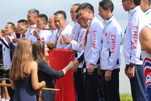 Dr. Snezana Jankovic (Serbien) bei der Medaillenübergabe an die chinesischen Weltmeister.