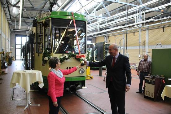 Oberbürgermeisterin Dietlind Tiemann und Vbbr-Geschäftsführer Jörg Vogler taufen den Tatra-Triebwagens 183 auf den Namen "Zander".