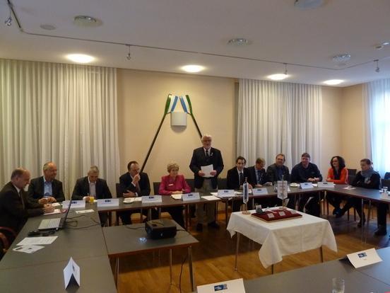 LRV-Präsident Hartmut Duif (stehend) begrüßt die Gäste, die zur Gründung des OK für die Ruder-EM 2016 ins Altstädtische Rathaus gekommen sind.