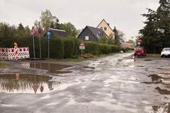 unbefestigte Wege sind nach dem Regen pfützenreich.