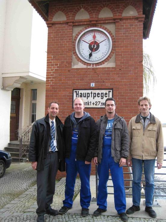 Herr Schmidt (Leiter Berufliche Bildung), Marcel Schneider, Jeffrey Majer und Herr Reinke (Ausbildungsmeister) von der Heidelberger Druckmaschinen AG, Werk Brandenburg