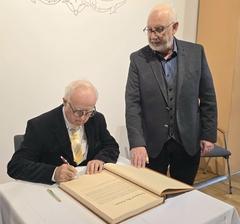 Uwe Trütschler durfte sich ins Goldene Ehrenbuch des Landesverbandes der Gartenfreunde eintragen.