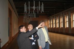 Bürgermeister Steffen Scheller erklärt den dänischen Gästen die Details des Rolandsaal.