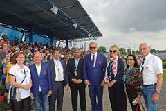 Botschafter und IBDF-Offizielle mit OB Scheller vor der Tribüne.