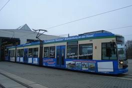 Nach der Beklebung mit den neuen Sponsorennamen verlässt die WM-Straßenbahn das Depot