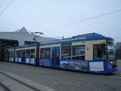 Nach der Beklebung mit den neuen Sponsorennamen verlässt die WM-Straßenbahn das Depot