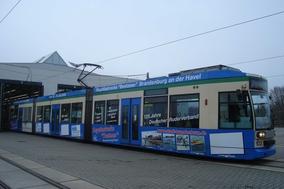 Nach der Beklebung mit den neuen Sponsorennamen verlässt die WM-Straßenbahn das Depot