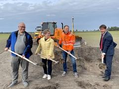 1. gemeinsamer Spatenstich mit Ortsvorsteher René Mahlow, MdB Dr. Dietlind Tiemann, Lars Schmidt, Niederlassungsleiter Michendorf der Fa. Matthai und Oberbürgermeister Steffen Scheller (v.li.n.re.)