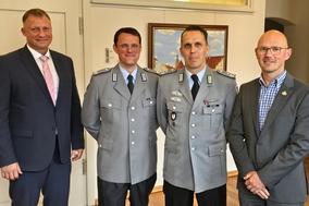Oberbürgermeister Daniel Keip mit Major Armin Heinrich, Oberstleutnant Kay Büttner und dem Beigeordneten Thomas Barz.
