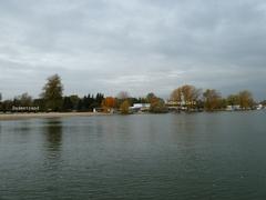 Blick vom Wasser aus zum Badestrand und zum Rudererplatz (Sattelplatz.)