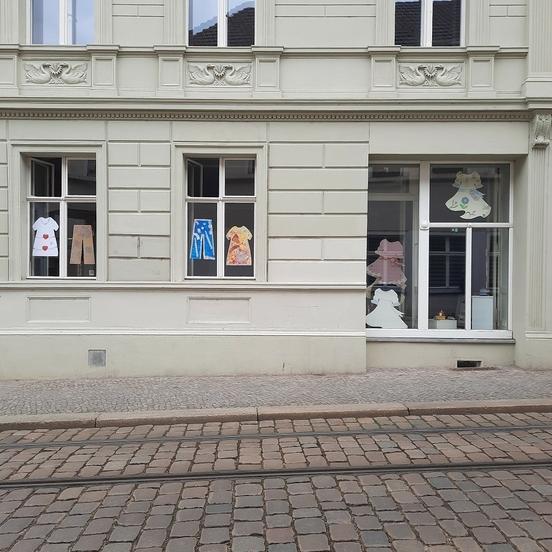 Die gestalteten Kleider und Hosen hängen beieinander im „Schau-Fenster“ (Foto: Stadtmuseum Brandenburg an der Havel)