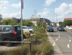 Straße mit aufgezeichneten Fahrradweg und Parkbereich