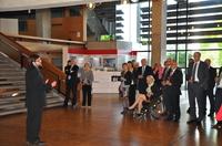 Personen in einem großen Foyer 