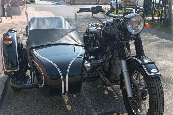 Schwarzes Motorrad mit schwarzem Beiwagen, beides in gutem Zustand