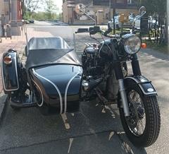 Schwarzes Motorrad mit schwarzem Beiwagen, beides in gutem Zustand