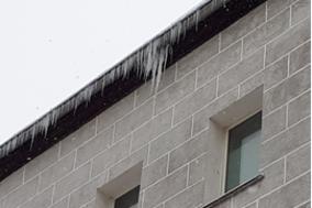 Gefahren durch Schneebretter und Eiszapfen