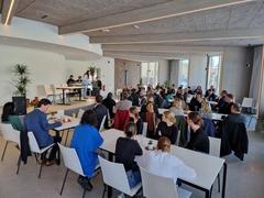 Zahlreiche Gäste zur Einweihung in der Mensa