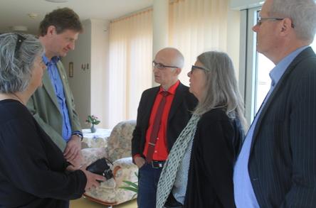 Gäste zusammen mit dem Chef Norbert Fröhndrich des Seniorenpflegezentrums