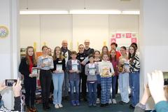 Gruppenfoto mit Teilnehmern und Jurymitgliedern.