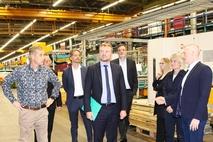 Die Delegation beim Rundgang mit den Fertigungsleitern Sebastian Lempe und Carsten Prehn.