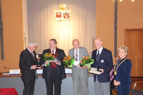 SVV-Vorsitzender Walter Paaschen und Oberbürgermeisterin Dr. Dietlind Tiemann übergeben die Ehrenmedaillen an Michael Helmrath, Harry Janz und Wolfgang Reitsch