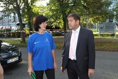 OB Scheller im Gespräch mit ZF-Ausbildungsleiterin Susanne Resech.