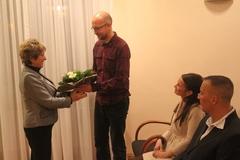 Oberbürgermeisterin Dr. Dietlind Tiemann dankt dem Lebensretter Herrn Wendt im Beisein der Familie Lehmann