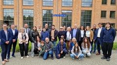 Familienbild (mit Vertreterinnen und Vertretern der Stadt) nach Enthüllung der Tafel.