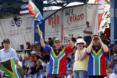 ... und tolle Stimmung auf der vollen Tribüne.