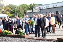 Auf dem Weg zur Kranzniederlegung.