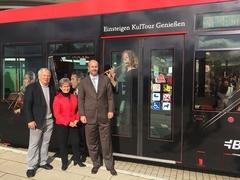 Theatergeschäftsführer Klaus Deschner, Oberbürgermeisterin Dietlind Tiemann und VBBr-Geschäftsführer Jörg Vogler freuen sich über das tolle Ergebnis der Zusammenarbeit, die neue Theatertram.