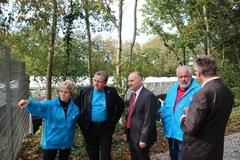 Dr. Dietlind Tiemann erklärt dem Vertreter des Hauptsponsors Thomas Wolber, Ostdeutscher Sparkassenverband, (Mitte) den Arbeitsstand an der neuen Fußgängerbrücke in Rathenow.