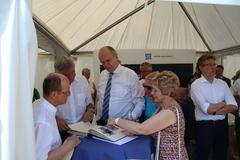 Ministerpräsident und Oberbürgermeisterin schauen sich das Gästebuch an.