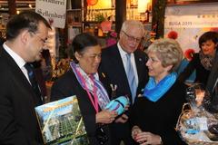 Am BUGA-Stand: Dr. Dietlind Tiemann überreicht Ihrer Königlichen Hoheit Prinzessin Maha Chakri Sirindhorn das BUGA-Maskottchen.