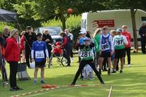 Beim Mehrkampf müssen auch Disziplinen wie dem Ballweitwurf auf dem Sportplatz absolviert werden.