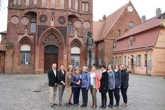 v. l. nach r.: Dr. Niels Haberlandt, Carolin Woköck, Marianne Lykkeby, Oberbürgermeisterin Dr. Dietlind Tiemann, Natalia Ivanova, Manuela Baus, Dr. Cathrin Plotnikow, Isabelle Szelat, Juliane Bark, Dajena Schlöffel