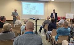 Verkehrsplaner Rolf Beyer erläuterte die Variantenvergleiche zum entstehenden Kreuzungsbereich und warum der Platz nicht für einen Kreisverkehr reicht